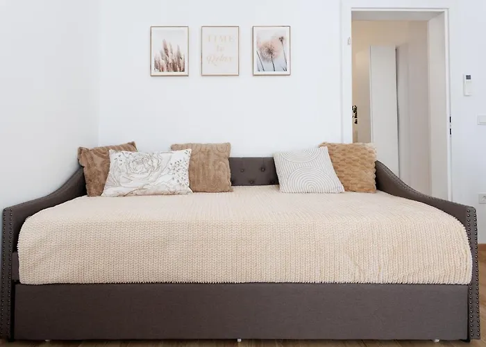 Renovated With Ac & Free Parking Apartment *