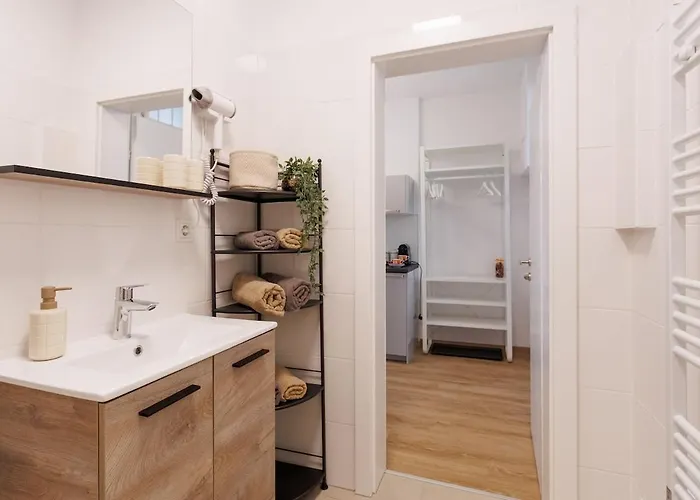 Renovated With Ac & Free Parking Apartment