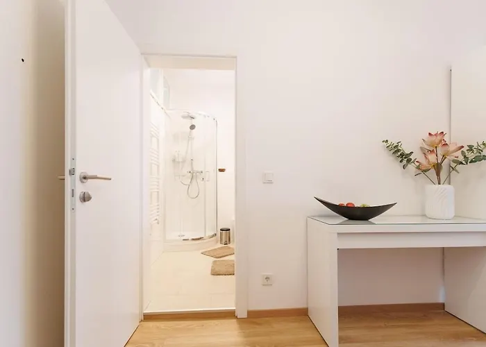 Renovated With Ac & Free Parking Apartment