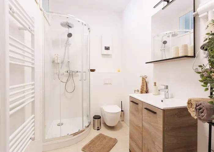 Renovated With Ac & Free Parking Apartment *